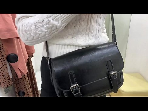 ❤️ فٹنگ روم میں ڈلڈو کے ساتھ نوجوان کتیا فیرل بیری کی عوامی مشت زنی پر ur.novoporn-com.ru